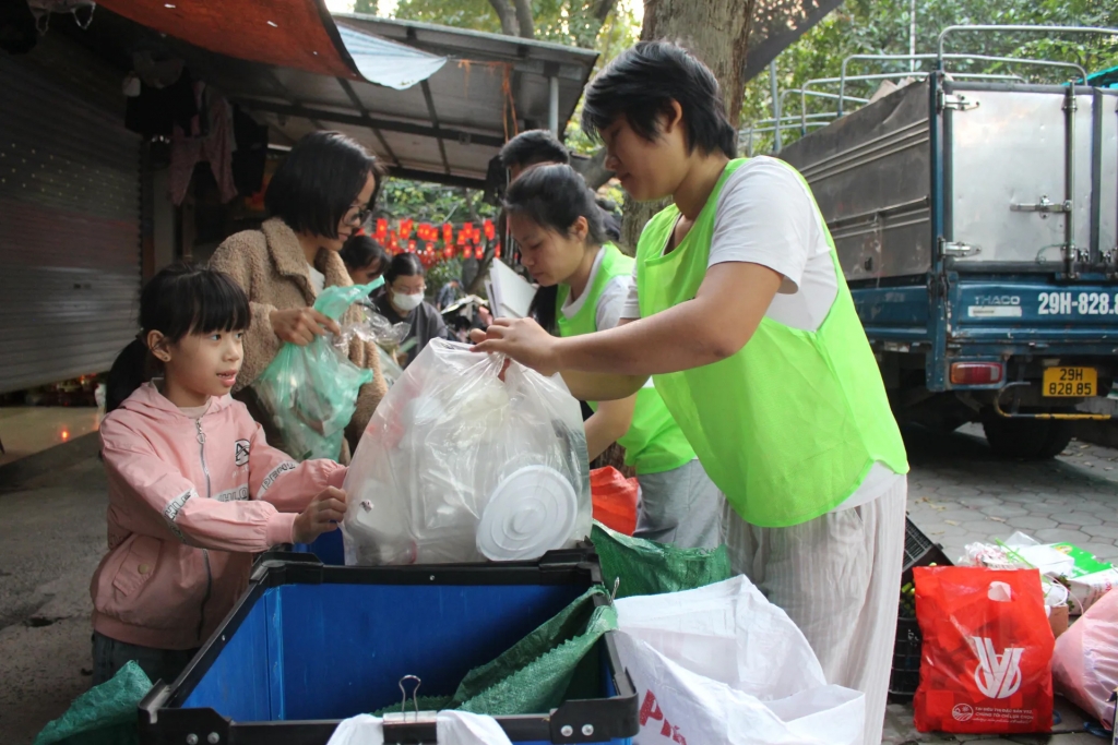 Một em nhỏ tích cực tham gia hoạt động thu gom rác thải. Ảnh Mộc Miên