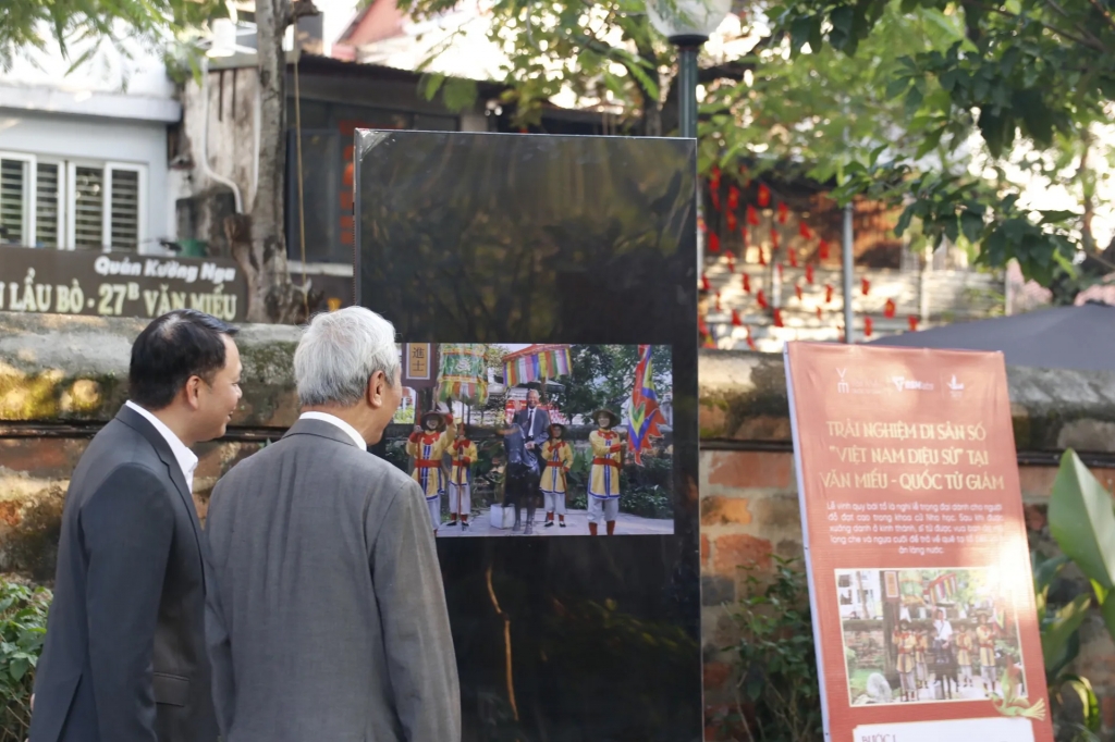 Trải nghiệm di sản số “Việt Nam diệu sử” với không gian ''Vinh quy bái tổ''. Ảnh T.Đ