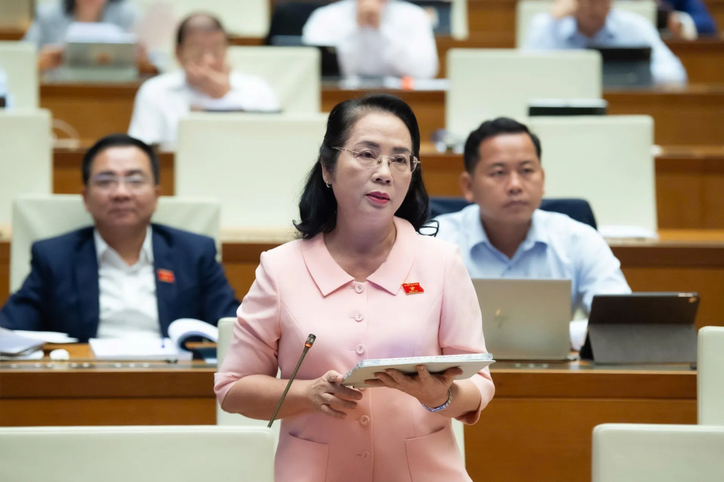 Đại biểu Trần Kim Yến (Đoàn đại biểu Quốc hội TP Hồ Chí Minh) thống nhất với nhiều đại biểu khác về sự cần thiết phải luật hóa mô hình cơ quan báo chí - truyền thông chủ lực đa phương tiện. Ảnh: Quochoi.vn