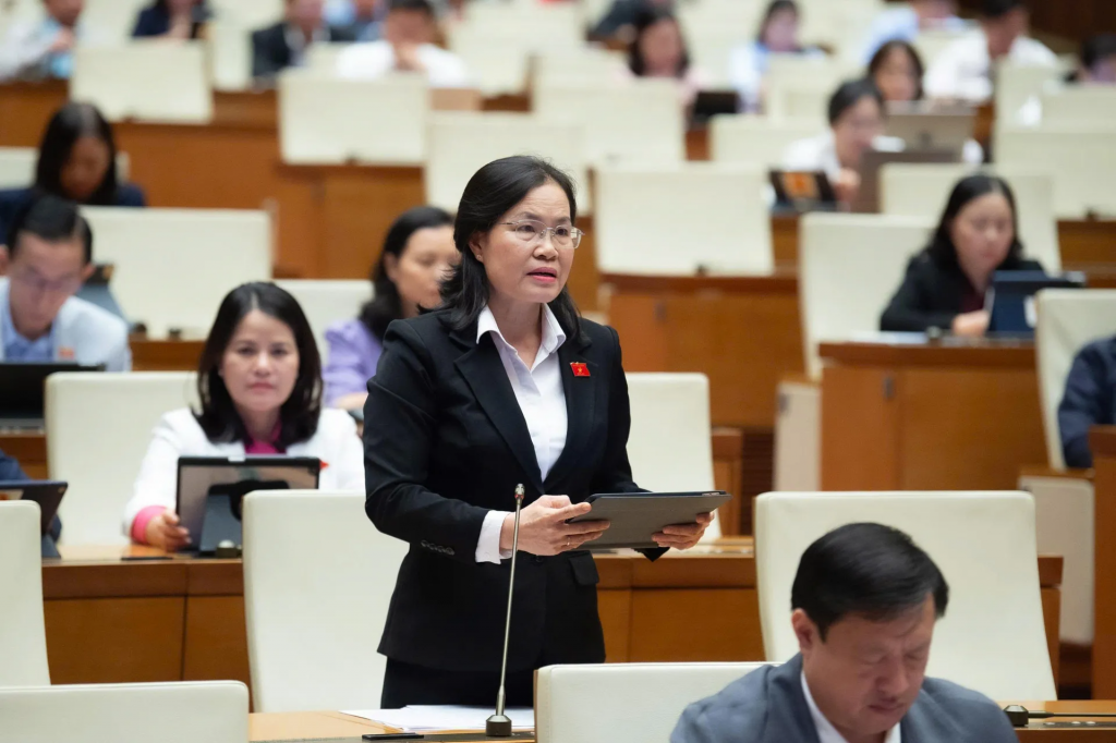 Đại biểu Nguyễn Thị Hồng Hạnh (Đoàn đại biểu Quốc hội TP Hồ Chí Minh) chỉ ra thực tiễn xuất hiện mô hình “cơ quan báo chí trong cơ quan báo chí”, tức một cơ quan báo chí chủ lực có các cơ quan báo chí trực thuộc. Ảnh: Quochoi.vn