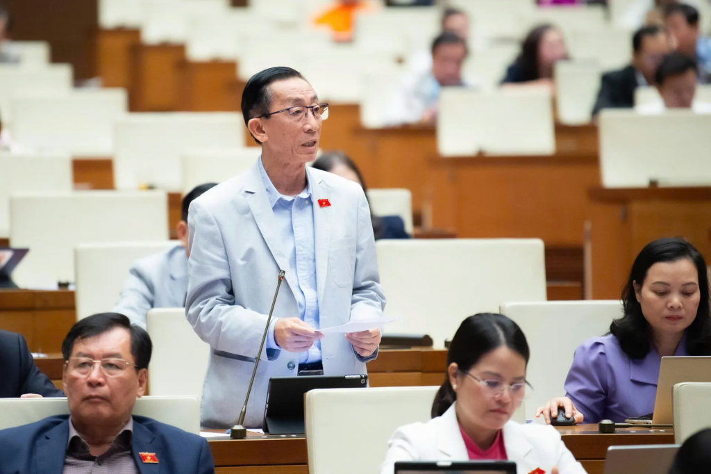 Đại biểu Trần Hoàng Ngân (Đoàn đại biểu Quốc hội TP Hồ Chí Minh) đề nghị làm rõ hơn Điều 16 liên quan đến cơ quan báo chí và cơ quan truyền thông chủ lực đa phương tiện tại Hà Nội và TP Hồ Chí Minh, nhằm tạo cơ sở pháp lý thống nhất và tránh cách hiểu khác nhau khi triển khai. Ảnh: Quochoi.vn