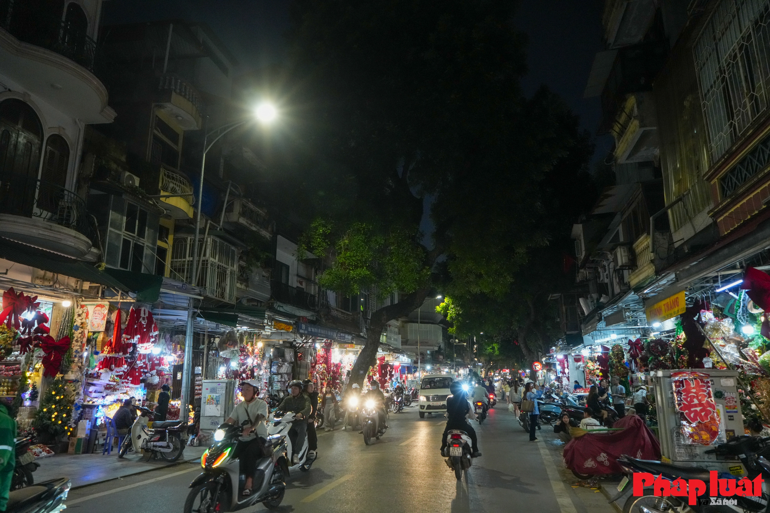 Phố Hàng Mã đổi diện mạo sau chỉnh trang trật tự đô thị