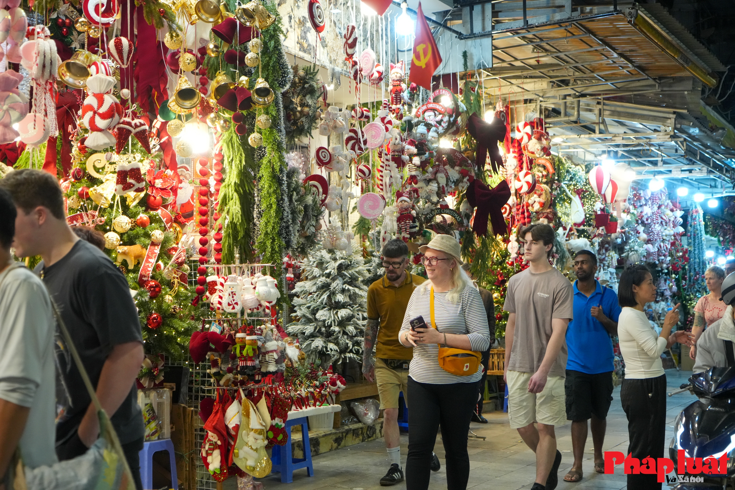 Phố Hàng Mã đổi diện mạo sau chỉnh trang trật tự đô thị