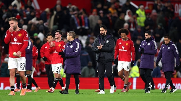 Man Utd thua sốc ngay tại Old Trafford dù chơi hơn người trong 80 phút