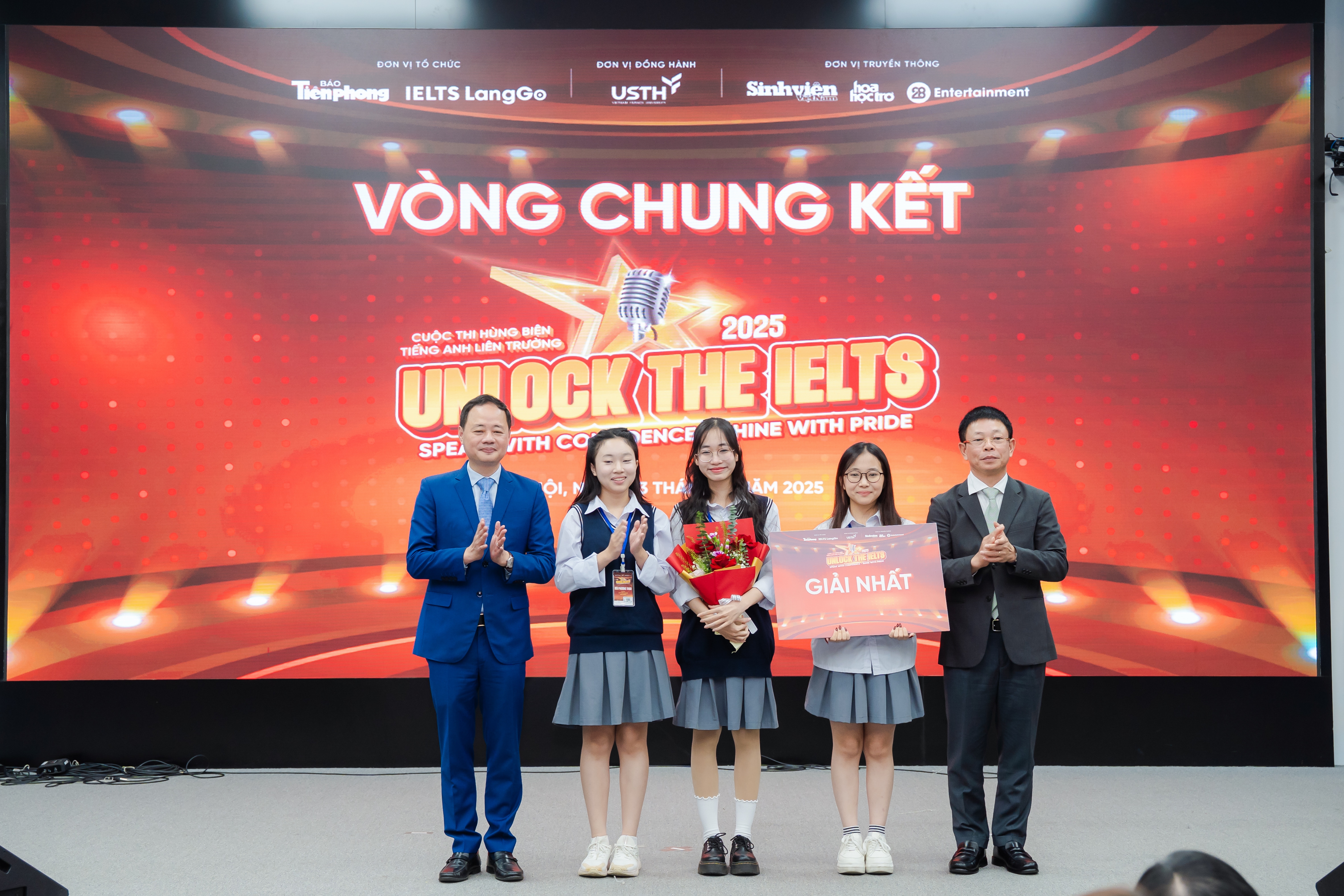 Học sinh Hà Nội thể hiện bản lĩnh hùng biện tiếng Anh