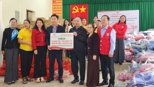 Trao 1.000 suất quà đến người dân bị ảnh hưởng mưa lũ
