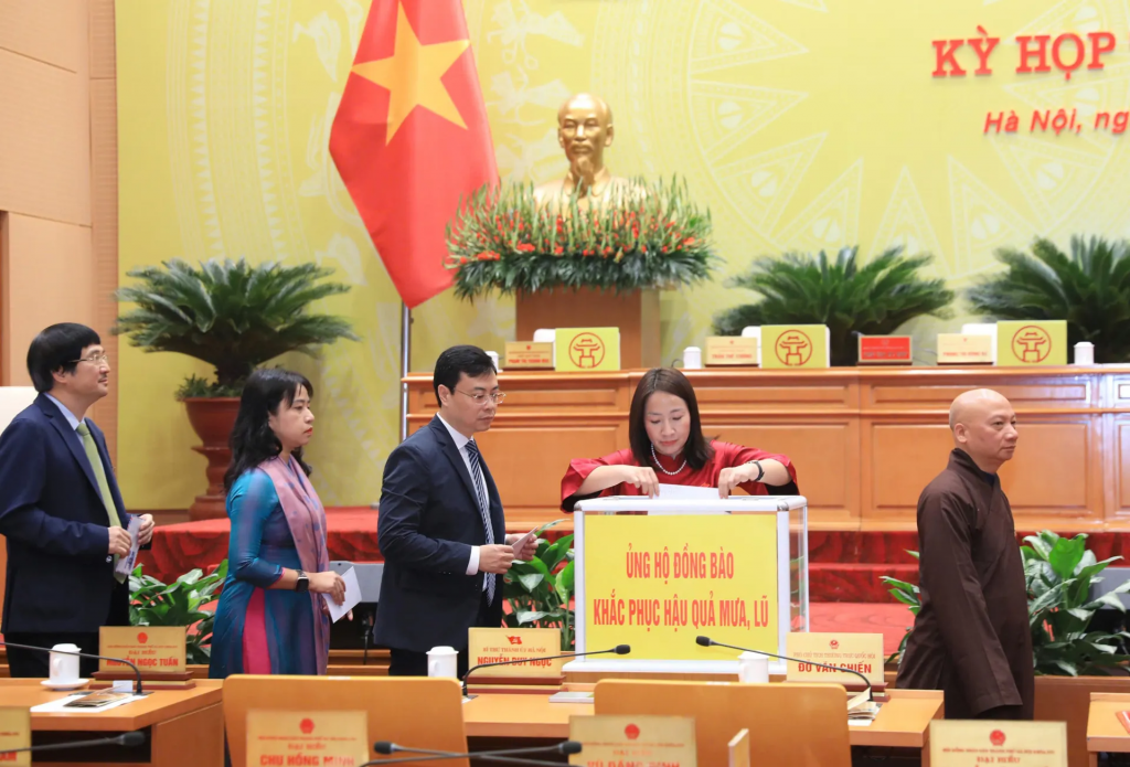 Trước phiên khai mạc, các đại biểu HĐND TP đã quyên góp ủng hộ nhằm hỗ trợ đồng bào miền Trung, Tây Nguyên khắc phục hậu quả mưa, lũ