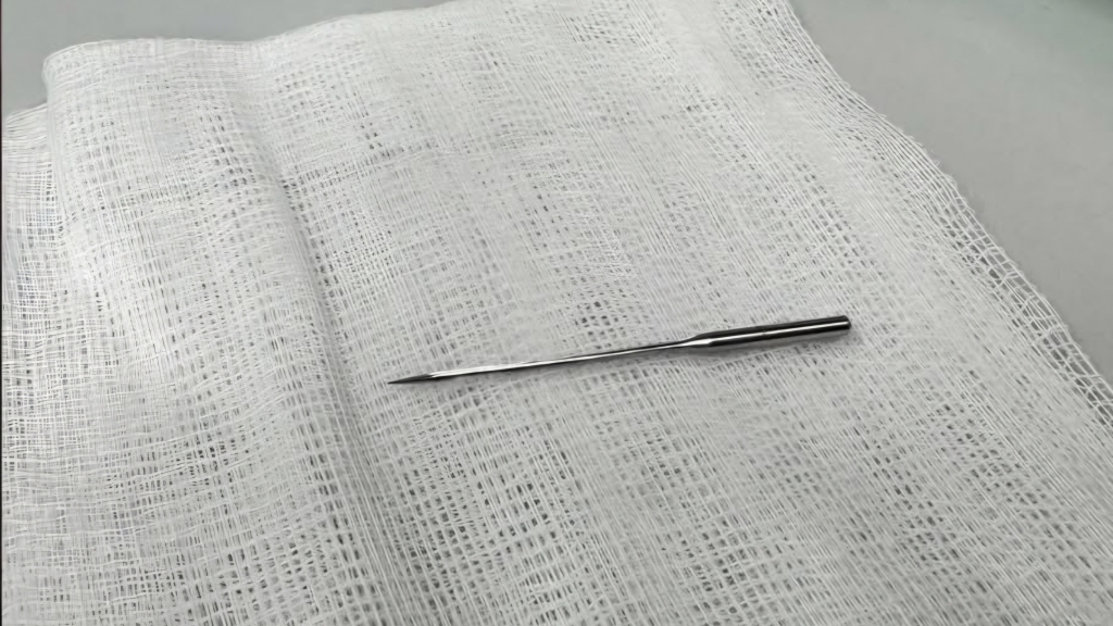 Bé trai 11 tuổi nuốt kim may dài 4cm, bác sĩ kịp thời nội soi gắp dị vật