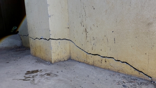 Lắp máy cắt, chặt công nghiệp trong khu dân cư khiến hàng xóm nứt nhà