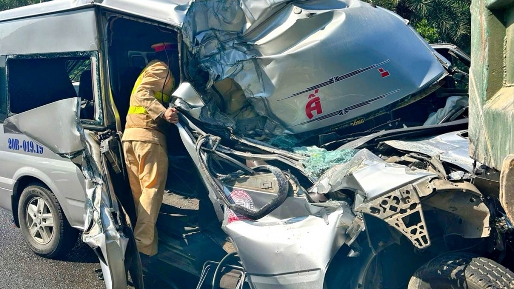 Giải cứu hành khách bị mắc kẹt trên cabin xe khách sau tai nạn giao thông