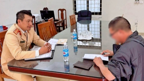 Xử phạt tài xế xe khách không nhường đường cho đoàn xe ưu tiên trên cầu Vĩnh Tuy