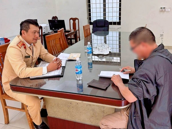 Xử phạt tài xế xe khách không nhường đường cho đoàn xe ưu tiên trên cầu Vĩnh Tuy Xử phạt tài xế xe khách không nhường đường cho đoàn xe ưu tiên trên cầu Vĩnh Tuy