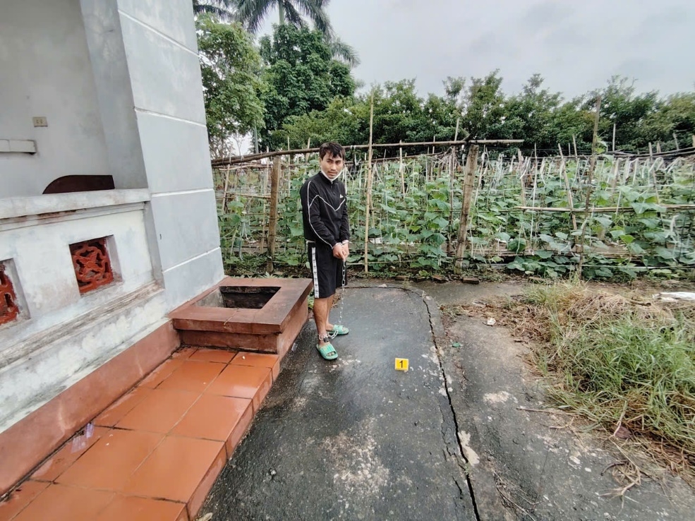 Đối tượng Nghiêm Đắc Quang thực nghiệm quá trình gây án. Ảnh: CQCA Đối tượng Nghiêm Đắc Quang thực nghiệm quá trình gây án. Ảnh: CQCA