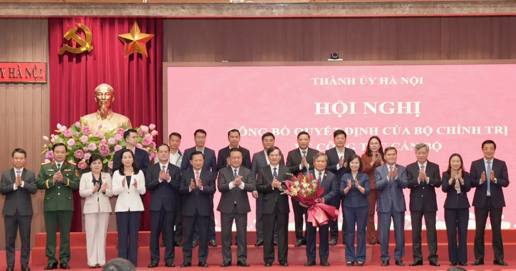 Các đồng chí lãnh đạo tỉnh Quảng Ninh chúc mừng đồng chí Vũ Đại Thắng