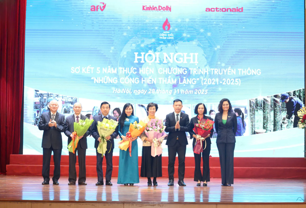 Ban tổ chức tặng hoa tri ân sự đóng góp của các tập thể, cá nhân trong hành trình 5 năm của Chương trình