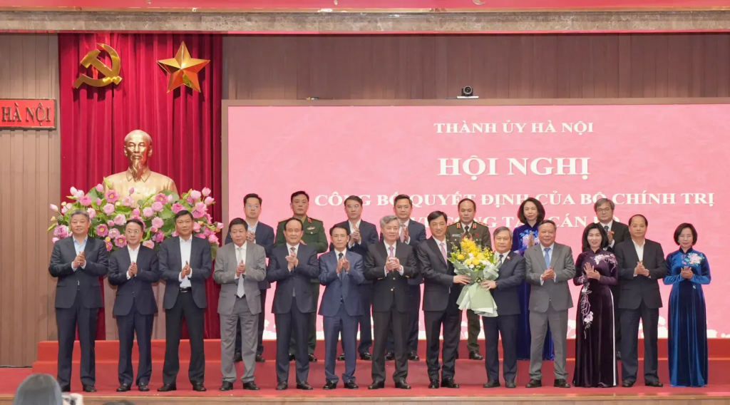 Các đồng chí lãnh đạo T.Ư và thành phố Hà Nội chúc mừng đồng chí Vũ Đại Thắng