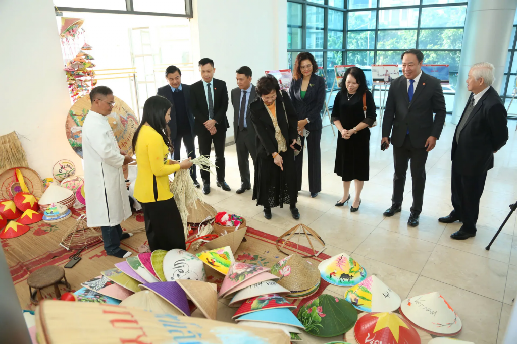 Các đại biểu tham quan triển lãm ảnh và các hoạt động bên lề hội nghị