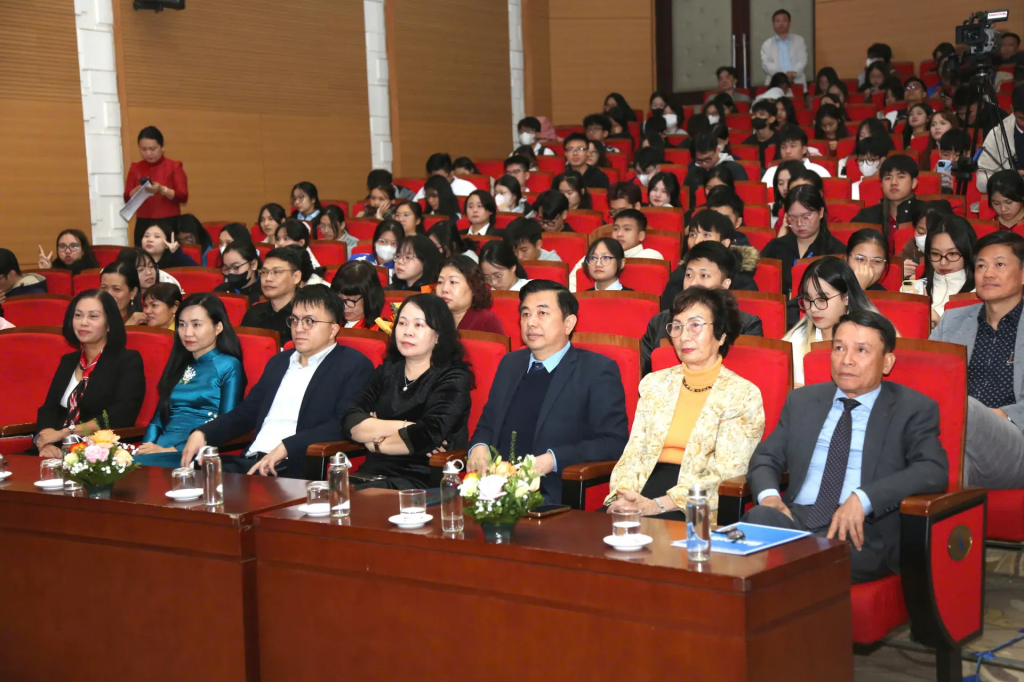 Các đại biểu tham dự hội nghị