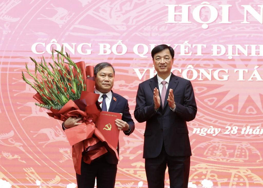 Ủy viên Bộ Chính trị, Bí thư Thành ủy Hà Nội Nguyễn Duy Ngọc trao quyết định và chúc mừng đồng chí Vũ Đại Thắng.