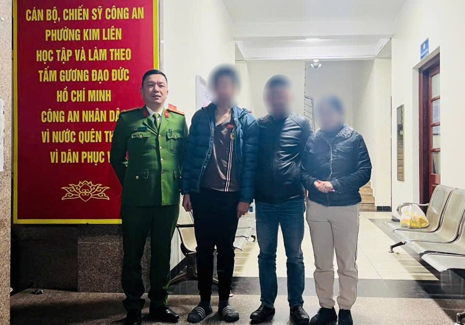 Công an phường bàn giao nạn nhân cho gia đình Công an phường bàn giao nạn nhân cho gia đình