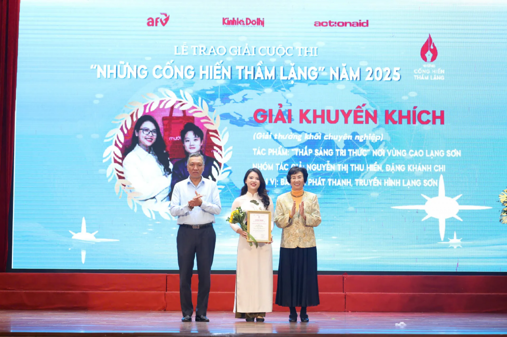 Ban tổ chức trao giải Khuyến khích cho nhóm tác giả Báo Phát thanh, Truyền hình Lạng Sơn - Giải thưởng khối chuyên nghiệp.