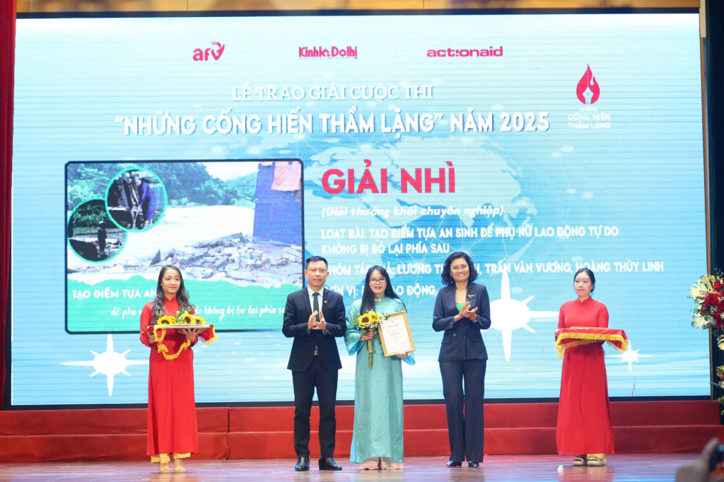 Ban tổ chức trao giải Nhì cho nhóm tác giả Báo Lao động ở hạng mục Giải thưởng khối chuyên nghiệp.