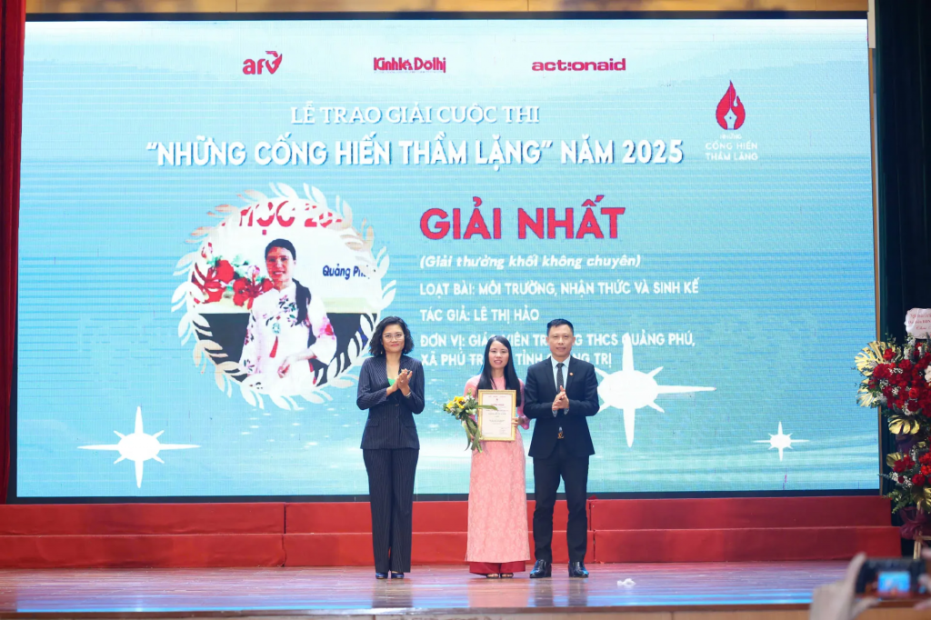 Tổng Biên tập Báo Kinh tế và Đô thị Nguyễn Thành Lợi và Trưởng Đại diện Tổ chức ActionAid Việt Nam Hoàng Phương Thảo trao giải Nhất cho tác giả ở hạng mục Giải thưởng khối không chuyên.