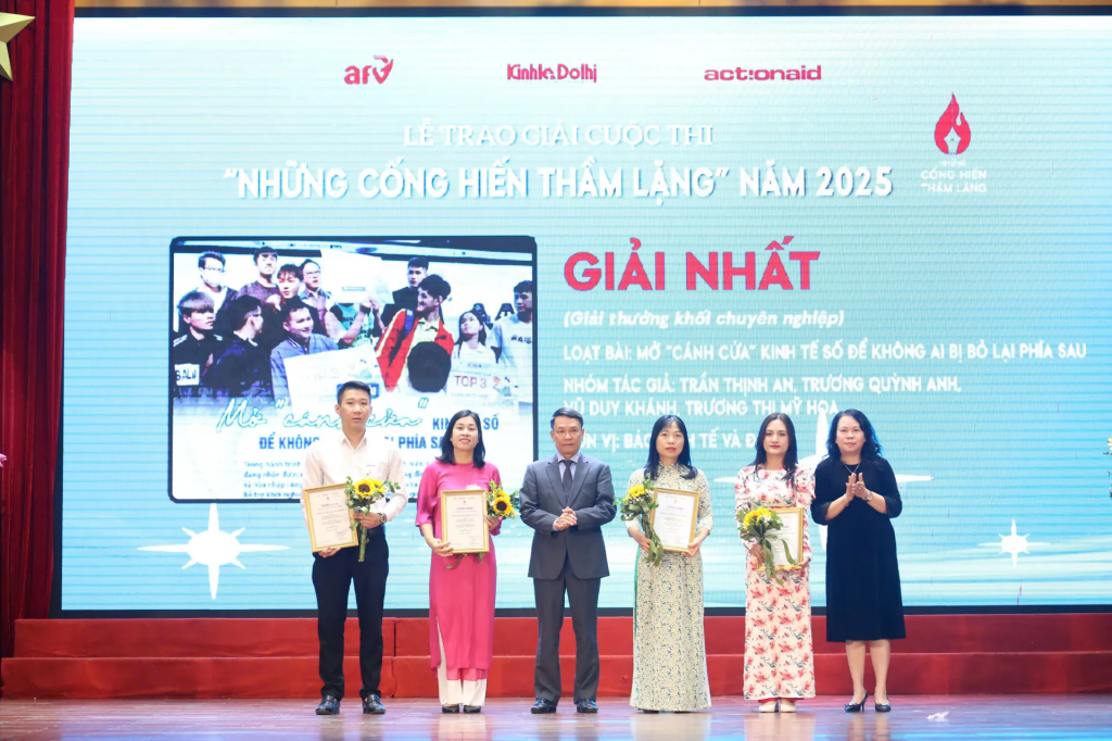 Nhóm tác giả Báo Kinh tế và Đô thị vinh dự nhận giải Nhất ở hạng mục Giải thưởng khối chuyên nghiệp.