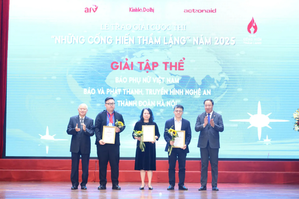 Ban tổ chức trao giải Tập thể cho các đơn vị.