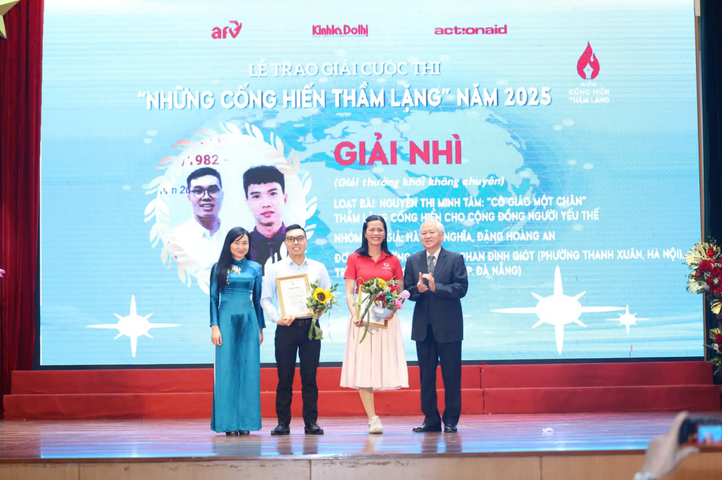 Ban tổ chức trao giải Nhì cho nhóm tác giả khối không chuyên.