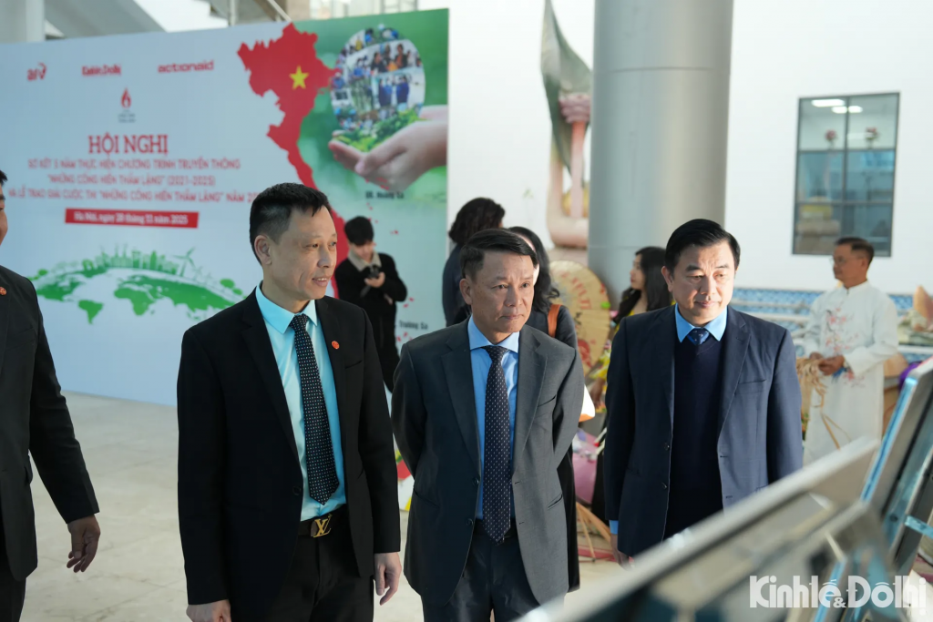 Các đại biểu tham quan triển lãm ảnh ghi lại dấu ấn hành trình 5 năm hợp tác giữa Báo Kinh tế & Đô thị, Tổ chức ActionAid Quốc tế tại Việt Nam và Quỹ Hỗ trợ chương trình, dự án An sinh xã hội Việt Nam (AFV)