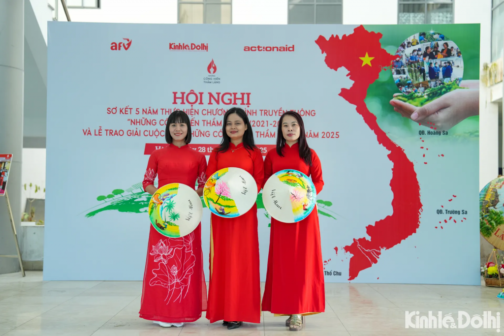 Nón làng Chuông vốn là một vật che nắng che mưa. Theo thời gian, những chiếc nón giờ đây đã được cải tiến, nâng tầm thành một sản phẩm thủ công mỹ nghệ có giá trị cao và đã có xuất khẩu. Những khoảnh khắc trải nghiệm nghề nón vì thế không chỉ mang lại cảm xúc về một di sản thủ công tinh tế, mà còn đặt ra câu hỏi lớn hơn về cách gìn giữ sinh kế bền vững cho những người đang gìn giữ di sản ấy.