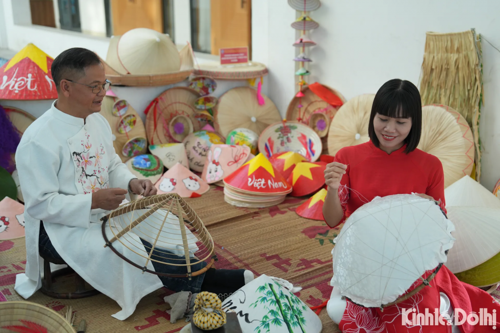 Nghệ nhân Lê Văn Tuy hướng dẫn trải nghiệm tự làm nón theo cách cổ truyền của làng Chuông.