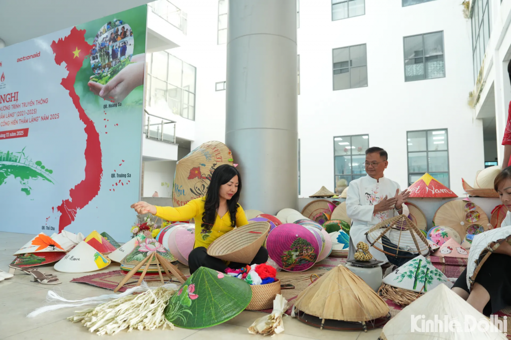 Tại làng Chuông, người làm nón thường làm theo hộ gia đình hoặc tổ nhóm nhỏ. Công việc xoay quanh nhiều khâu – chẻ tre, uốn vành, xử lý lá, khâu nón – tất cả phụ thuộc vào đơn hàng mùa vụ và sức khỏe của từng người.