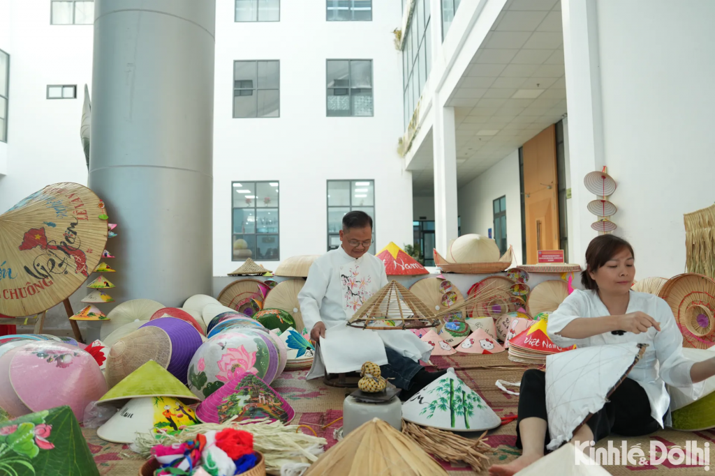 Đem tới Chương trình, nghệ nhân Lê Văn Tuy đã đưa tới cho khán giả cái nhìn tổng quan về nghề làm nón truyền thống của làng Chuông.