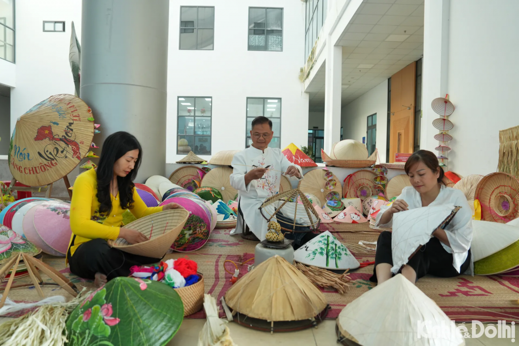 Trải nghiệm không gian nghề nón làng Chuông