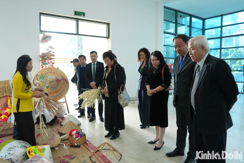 Trải nghiệm không gian nghề nón làng Chuông