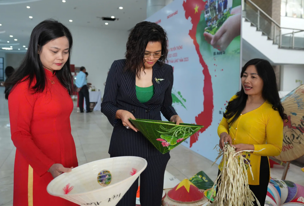 Không gian trải nghiệm làm nón làng Chuông thu hút sự quan tâm của các đại biểu.