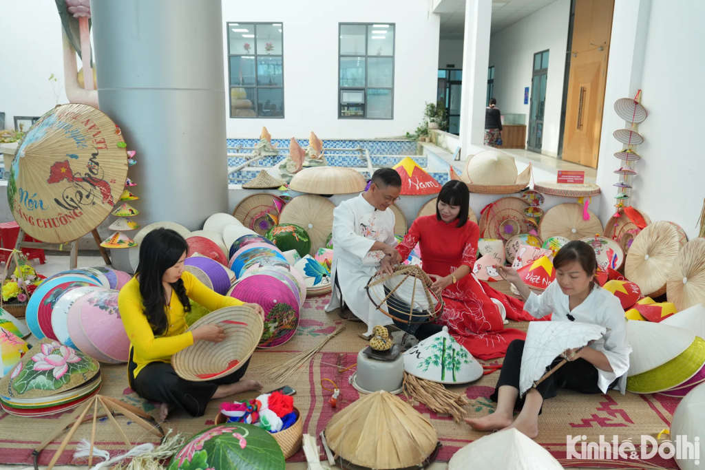 Thu nhập dao động theo từng lô hàng, không ổn định và dễ bị tác động bởi biến động thị trường, thường không tham gia bảo hiểm xã hội. Đây là những đặc điểm điển hình của lao động phi chính thức tại khu vực nông thôn. Hệ quả là khi gặp rủi ro – ốm đau, tai nạn hay tuổi già – người lao động không có mạng lưới an sinh đủ mạnh để dựa vào. Nhiều người đến tuổi nghỉ vẫn tiếp tục làm việc vì “không làm thì không có thu nhập”.