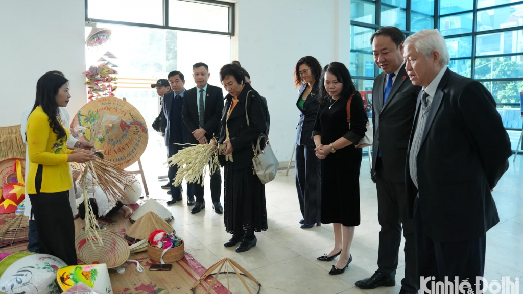 Trải nghiệm không gian nghề nón làng Chuông