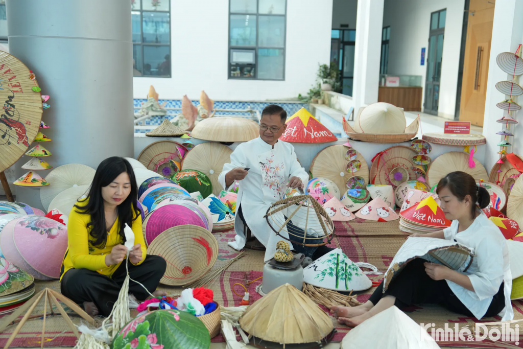 Nghề làm nón ở làng Chuông là biểu tượng của sự khéo léo và bền bỉ. Nhưng để nghề tồn tại dài lâu, người thợ phải được bảo vệ trước những rủi ro của đời sống lao động phi chính thức.