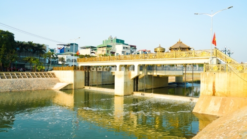 Sông Tô Lịch hiện hai sắc nước đối nghịch giữa khu vực đập dâng và các đoạn ô nhiễm