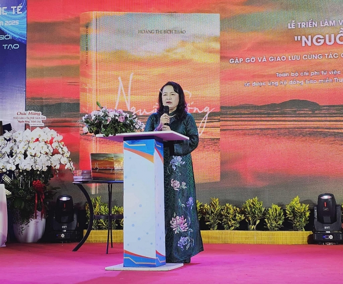 doanh nhân, tác giả, nhiếp ảnh gia -Hoàng Thị Bích Thảo  phát biểu tại buổi lễ, Ảnh Văn Dũng