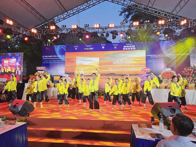 Màn biểu diễn văn nghệ diẽn ra tại buổi lễ rất ấn tượng, Ảnh: Văn Dũng