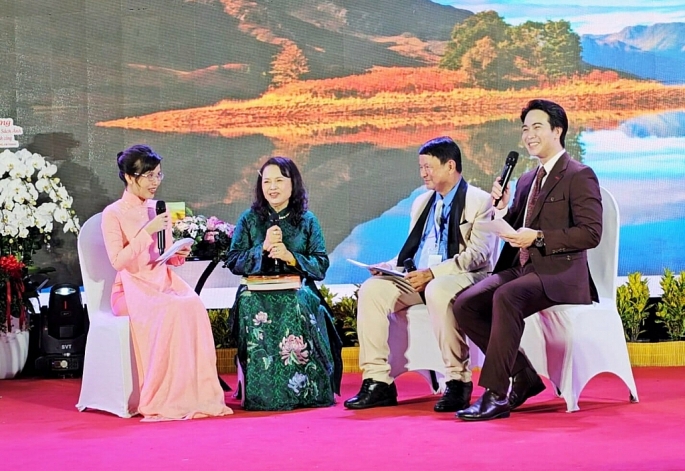 Ông Đoàn Hoài Trung – Chủ tịch Hội Nhiếp ảnh TP.HCM – nhận xét “Nguồn Sống” như một bản giao hưởng thị giác, nơi mỗi trang sách là một chương đời tinh tế mà tác giả viết bằng ánh sáng, Ảnh: Văn Dũng