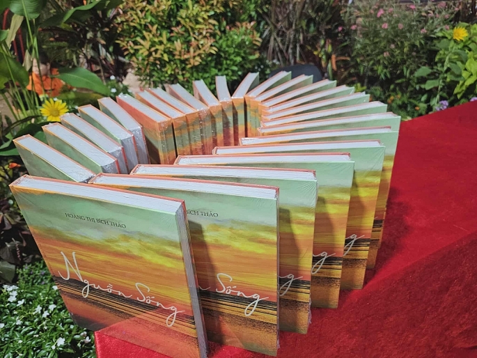 toàn bộ số tiền bán sách trong 3 ngày 28 – 30/11/2025 sẽ được tác giả gửi tặng đồng bào miền Trung khắc phục hậu quả mưa lũ, Ảnh: Văn Dũng