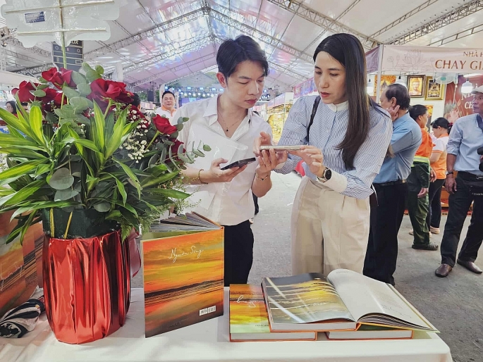 Rất nhiều độc giả đến thăm quan và mua sách, Ảnh: Văn Dũng