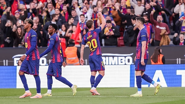 Dani Olmo rực sáng, Barcelona vươn lên tạm chiếm ngôi đầu La Liga