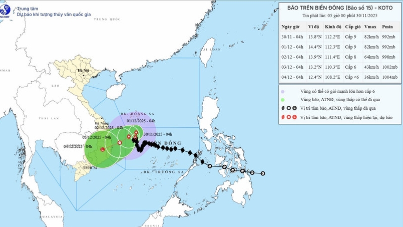 Bão số 15 gần như đứng yên trên Biển Đông