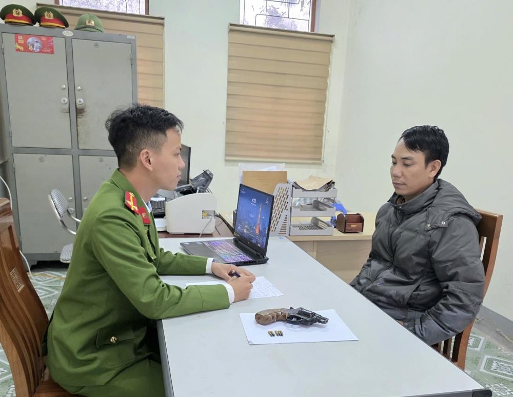 Đối tượng Trương Văn Bạch cùng tang vật tại cơ quan công an. Ảnh: CQCA Đối tượng Trương Văn Bạch cùng tang vật tại cơ quan công an. Ảnh: CQCA